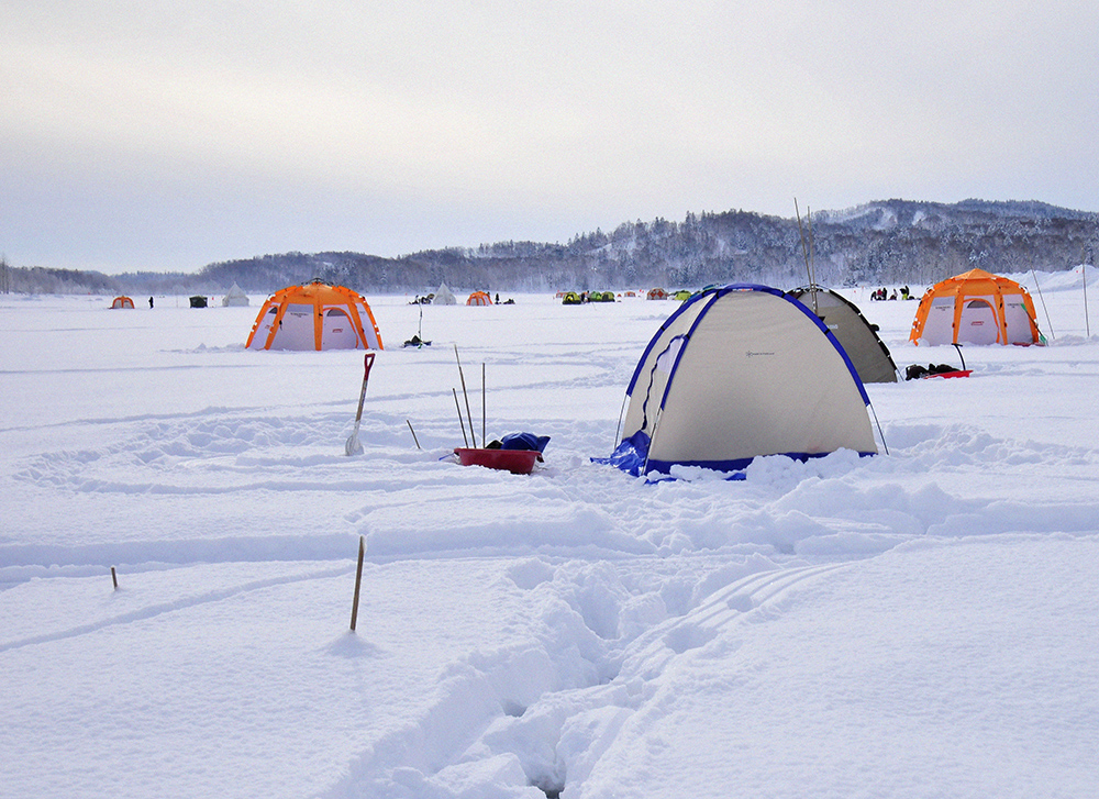 色鮮やかなテントが雪原に映えるワカサギ釣り(朱鞠内湖)